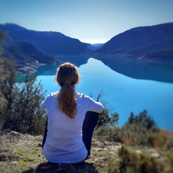 Mulher refletindo ao ar livre, simbolizando como iniciar o ano mais leve