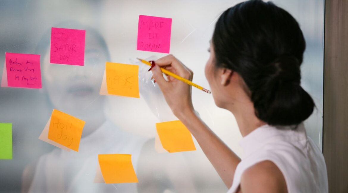 Mulher escrevendo afirmações poderosas para ter mais fé e confiança