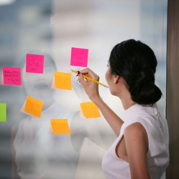 Mulher escrevendo afirmações poderosas para ter mais fé e confiança