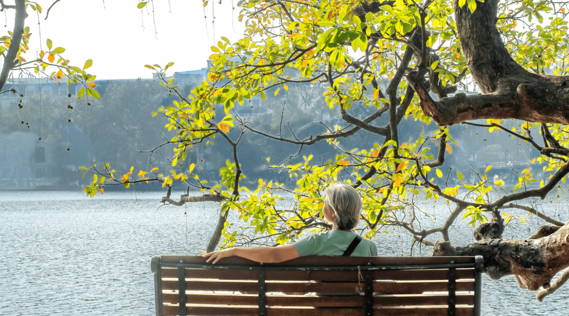 Pessoa calma contemplando o horizonte