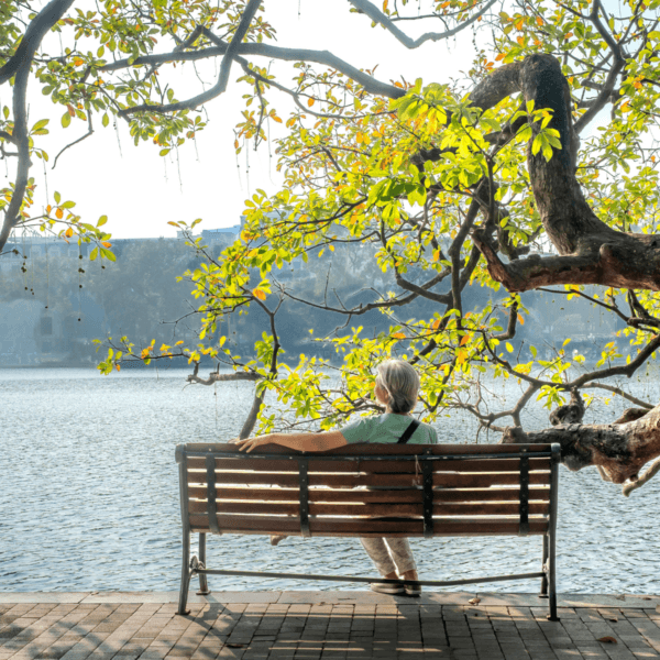 Pessoa calma contemplando o horizonte