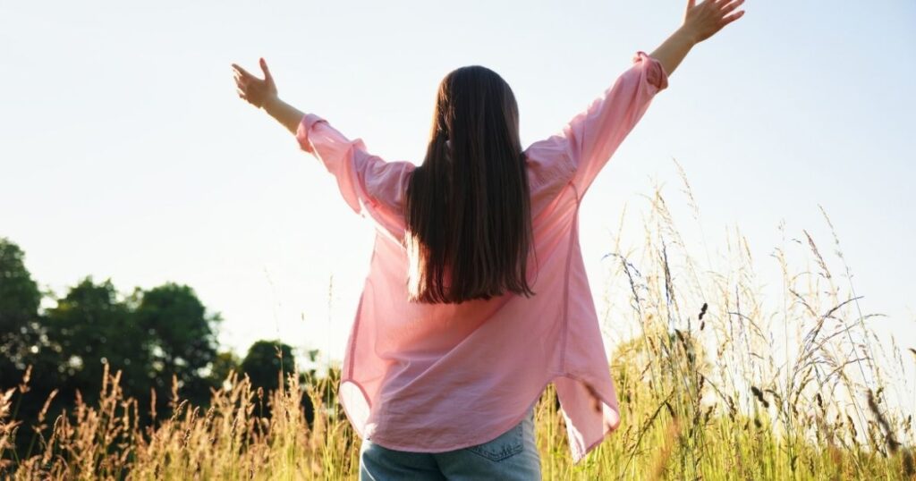 Mulher experimentando a sensação de liberdade